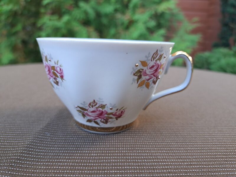 Krūzīte no "Sigulda" ar rozā pušķiem un zeltu, mikro glazūras nošķēlums, RPR (Sigulda 112)