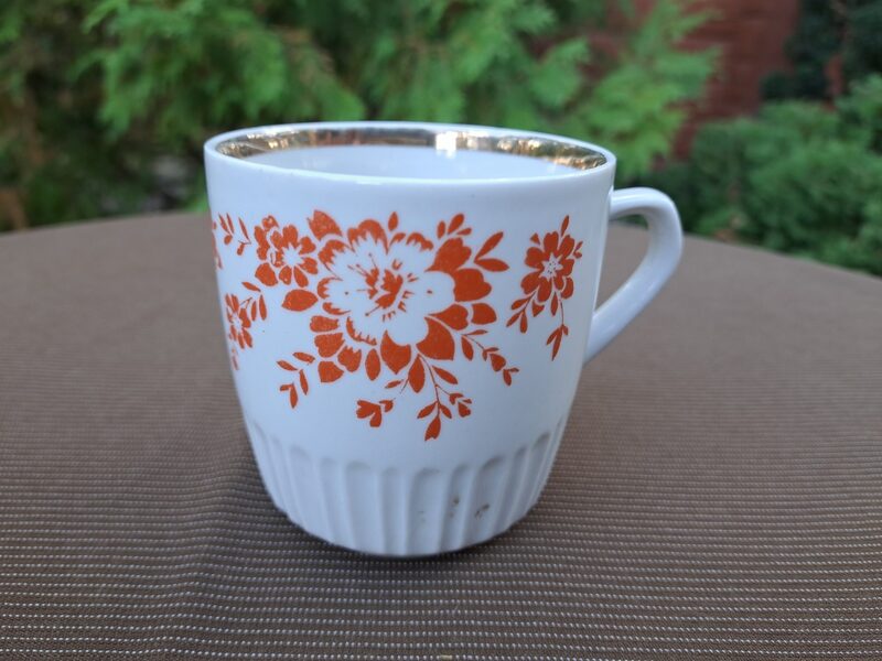 Krūzīte tēja ar oranžām puķēm un plastu zelta malu iekšā, Verbilki, Krievija. Tilpums 250ml (Verbilki 36)