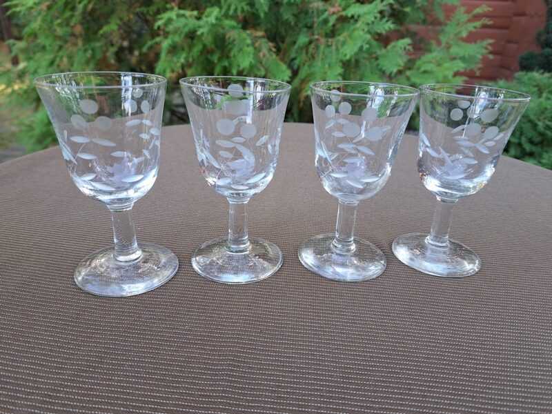 Vintāžu stikla glāzīšu uz kājiņas komplekts 4 personām, tilp.75ml (Stikla gl 220)
