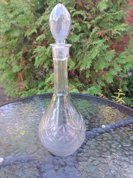 Smalka stikla karafe ar korķi, rokas gravēšana. Korķis ir oriģinālais (Citi st 43)