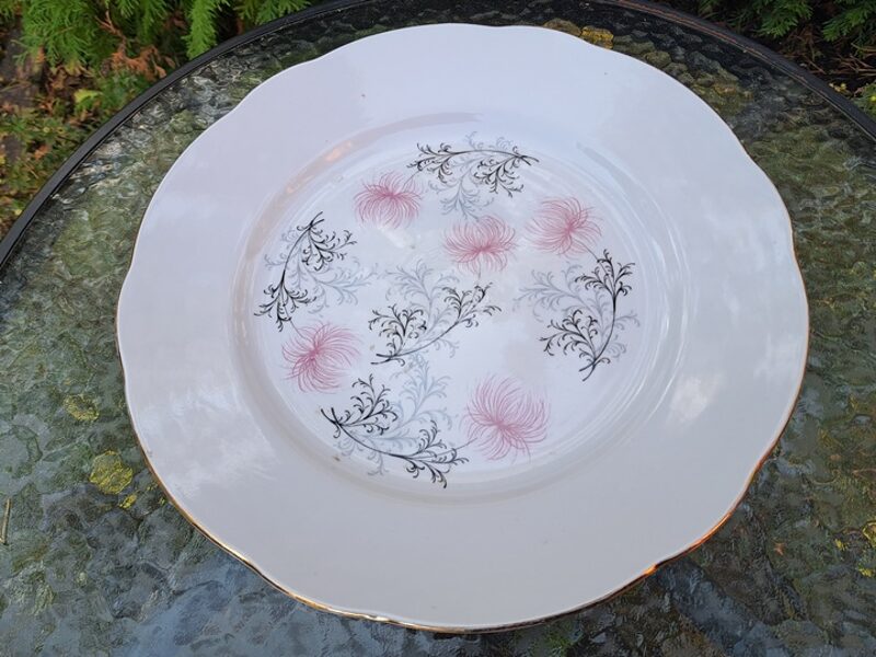 Lielais apaļais šķīvis diam.36cm ar lillā krizantemu, forma "Vilnis",  RPR (Vilnis pusdienu 164)