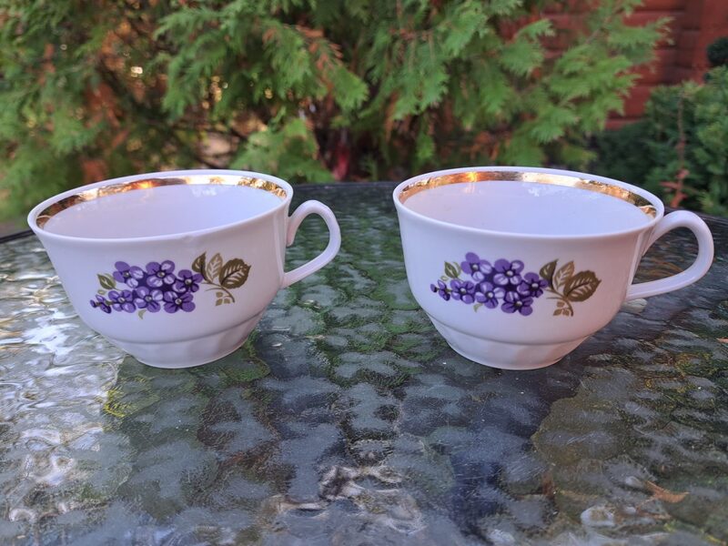 Krūzītes, tējas servīze "Māra" ar ceriņiem un zeltu, RPR. Katrai krūzītei ir 1-2 nelieli glazūras slīpējumi (Māra tējas 185)