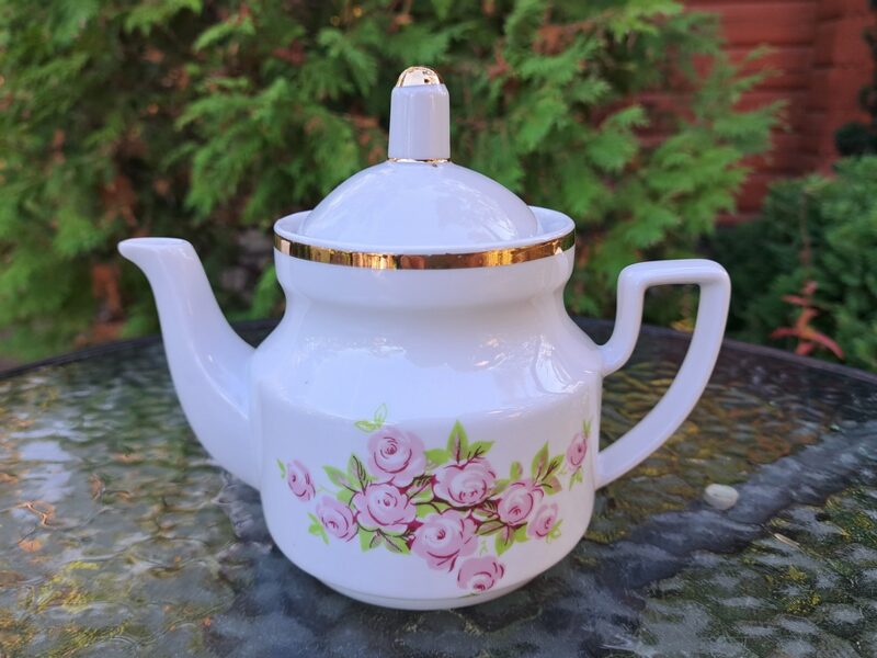 Tējkanna ar rozītēm un taisnu zelta malu, tējas servīze "Aija-2", RPR (Aija-2 tējas 165)