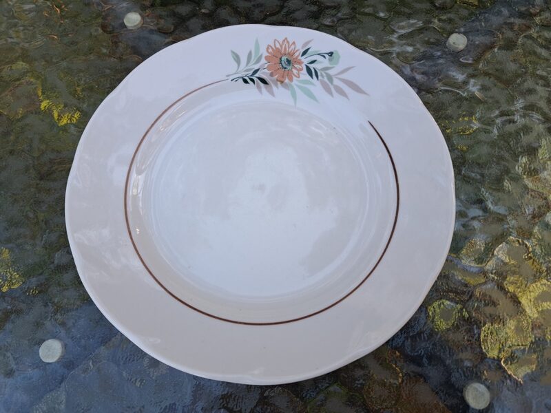 Kūku šķīvji ar oranžīgu puķi ar brūnu svītru (bez zelta un bez lustras), tējas servīze "Viktorija", RPR (Viktorija t 169)