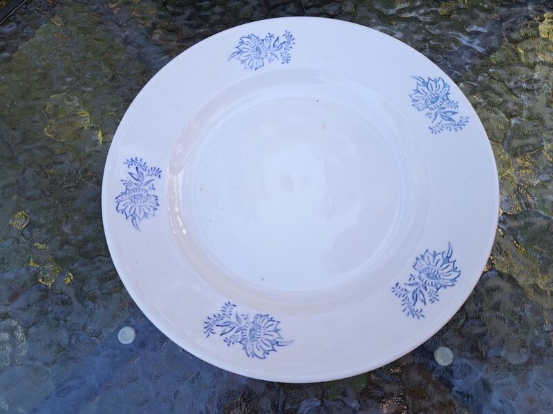 Otrā ēdiena šķīvis fajansa  ar zilām kliņģerītēm, PFF. Diam.24cm (Fajansa pusdienu 31)