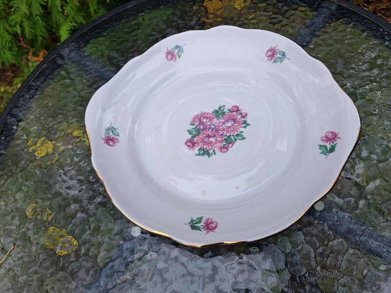 Servējamais šķīvis apaļais viedējais L=26cm ar košām lillā asterēm, forma "Vilnis",  RPR (Vilnis pusdienu 166)