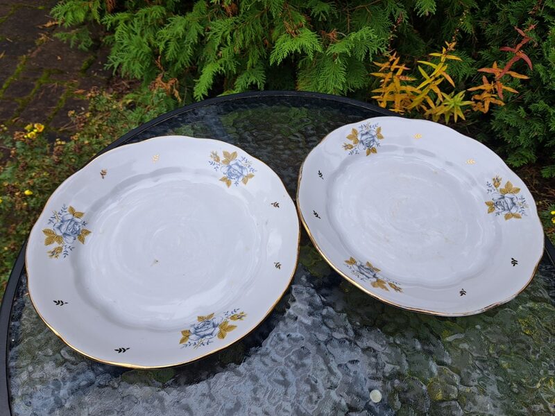 Vidējais apaļai servējamais šķīvis ar "ledus rozi" un zeltu, diam.27cm, RPR. Forma "Ārija", RPR (Ārija pusdienu 353)