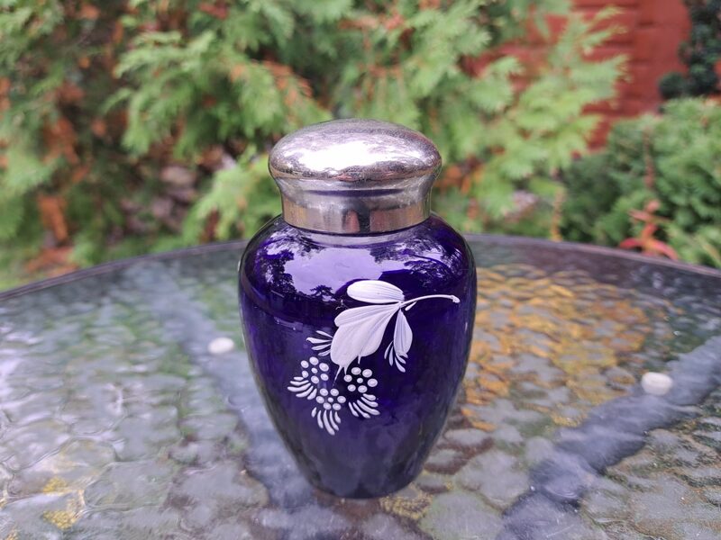 Skasts un reti sastopams indigo krāsas stikla tējas trauks ar metalīskiem vāciņu un korķi (Stikls sk 190)