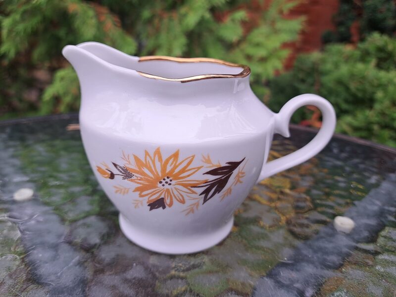 Krējuma kanniņa no tējas servīzes "Ārija" armaigi oranžām puķēm un zeltu, RPR (Ārija tējas 173)