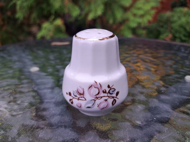 Piparu trauks ar zeltu un rozā-pelēkām puķēm, forma "Māra", RPR (Māra pusdienu 137)