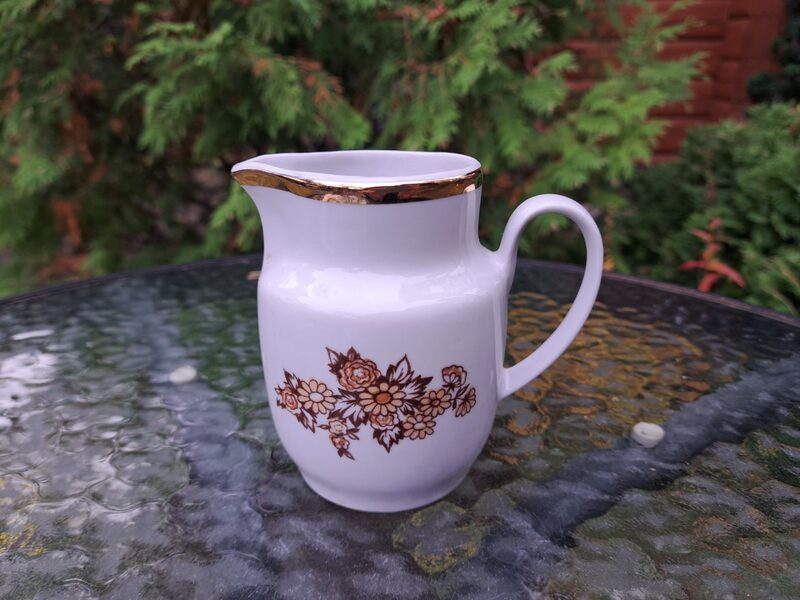 Krējuma kanniņa, tējas servīzes no "Rīga-60" ar dzeltanām un gaiši brūnām puķēm un taisnu zelta apvilkumu, RPR (Rīga-60 109)