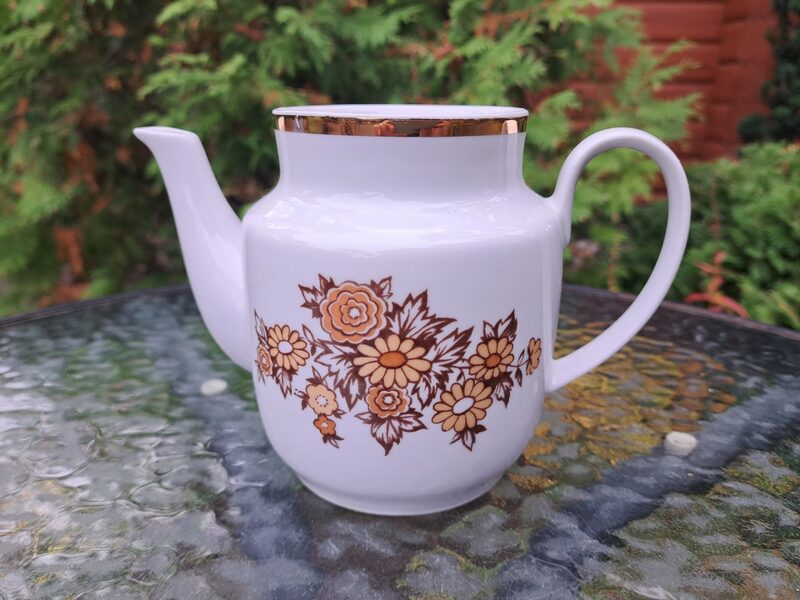 Tējkanna bez vāciņa, tējas servīzes no "Rīga-60" ar dzeltanām un gaiši brūnām puķēm un taisnu zelta apvilkumu; plaisa uz osiņas (Rīga-60 107)