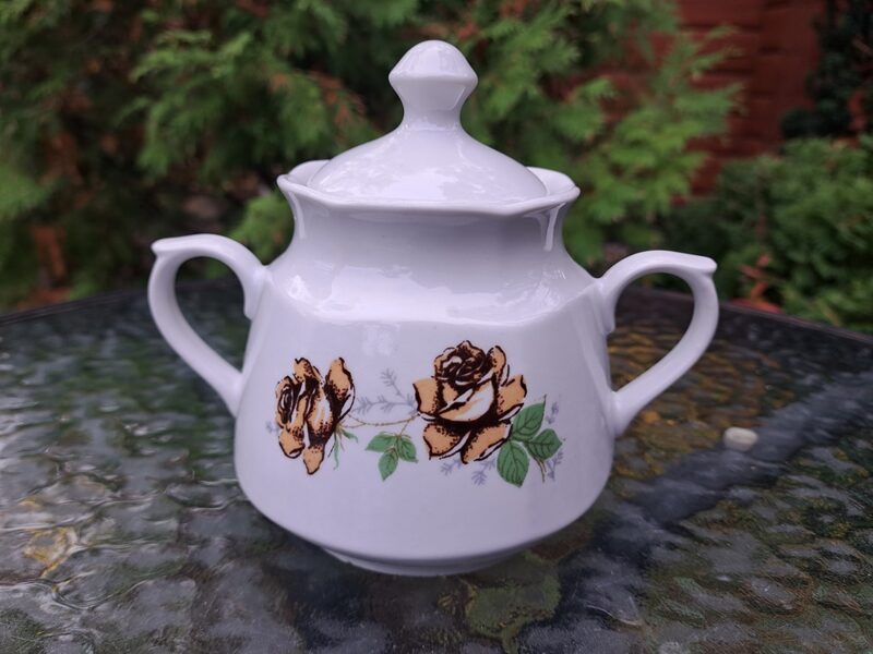 Cukurtrauks ar vāciņu, servīze "Karīna" ar bēšām rozēm bez zelta un bez lustras, RPR (Karīna 171)