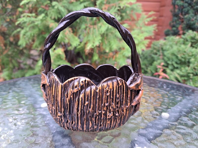 Skaists māla kroziņš, roku darbs, glazūra, reljefa virsma. Izmēri: 12,5cmx8cm (Keram 124)