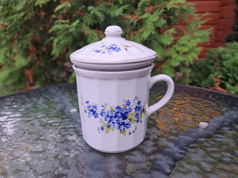 Tējas krūze ar porcelāna sietiņu un vāciņu ar neaizmirstulītēm un zeltu, tilpums 250ml, Original Bohemia (Čehija 86)