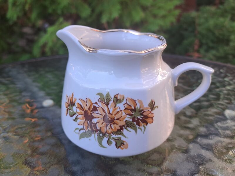 Krējuma kanniņa ar oranžām puķēm un zeltu, servīze "Karīna", RPR (Karīna 175)