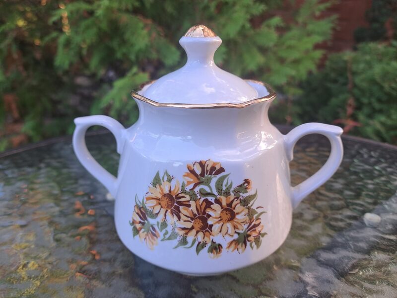 Cukurtrauks ar oranžām puķēm un zeltu, servīze "Karīna", RPR (Karīna 174)