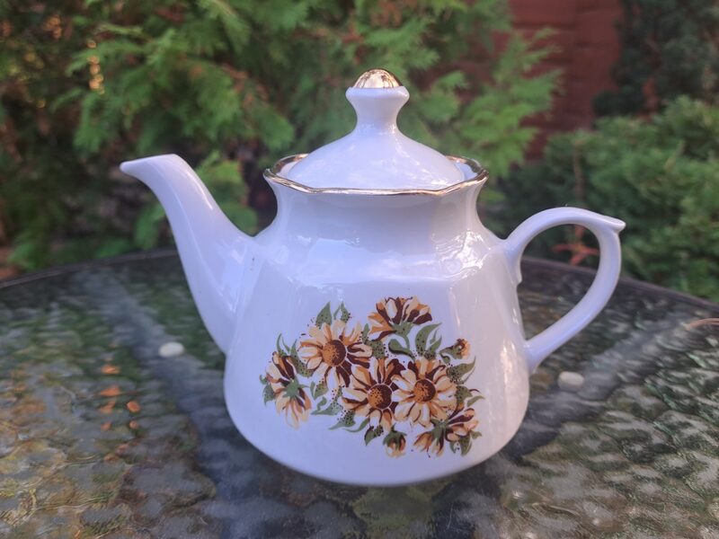 Tējkanna ar oranžām puķēm un zeltu, servīze "Karīna", RPR (Karīna 176)