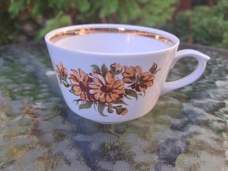 Krūzīte, servīze "Karīna" ar  dzeltenīgi oranžām puķēm, mini nošķelums (Karīna 178)