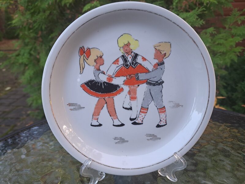Bērnu šķīvis otrājam ēdienam ar dekolu "Bērni tautu terpos", PFF. 60.-ie gadi. Diam. 18,5cm (Bērnu 122)
