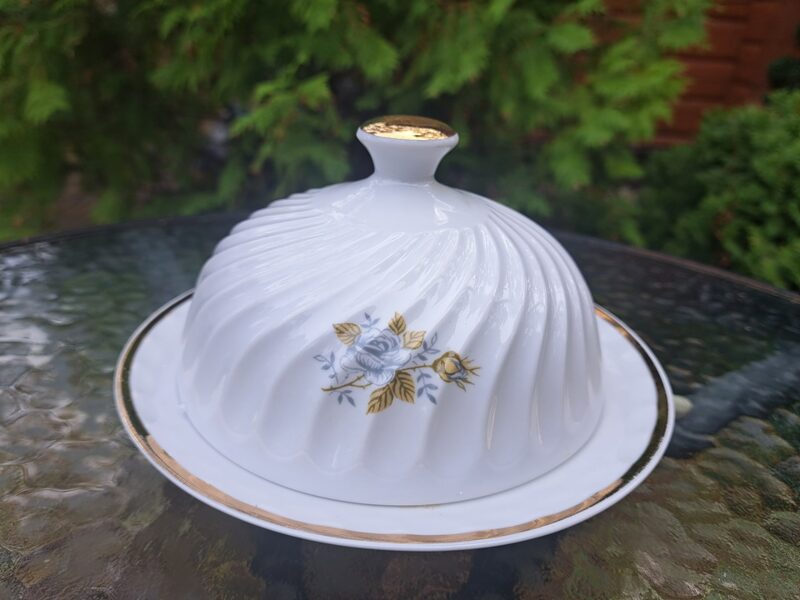 Skaists sviesta trauks zefīra formas ar "Ledus rozi" un zeltu, līmēts rokturis (Citi 224)