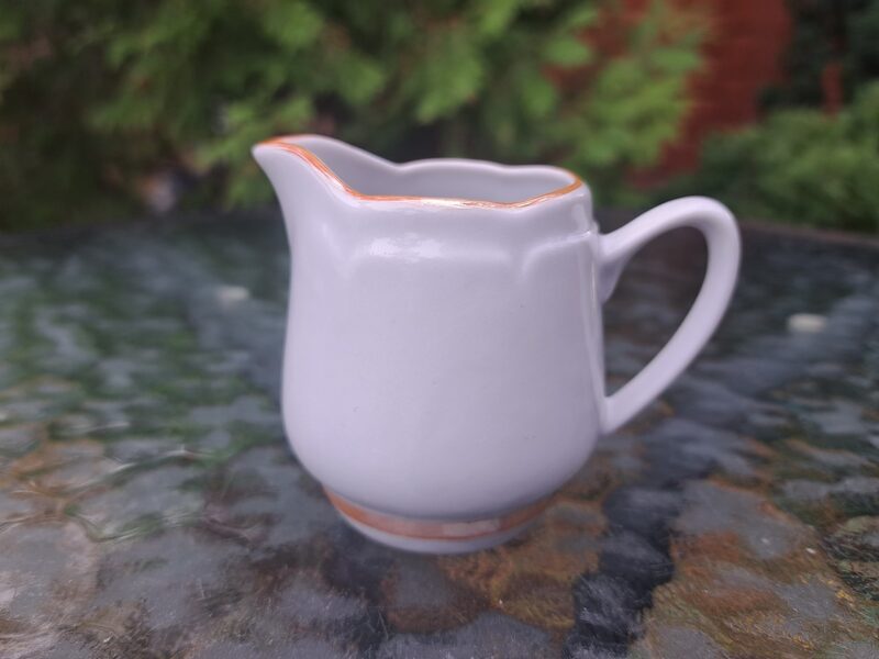 Eleganta mini krējuma kanniņa 1 personai, forma "Aija-1", bata ar gaiši brūnu lustru, RPR (Aija-1 kafijas 63)