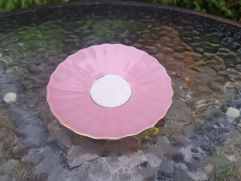 Plānsienu porcelāna apakštase no servīzes "VITA". klaisskais rozā ar zeltu dekols, mazs defekts (Vita 90)