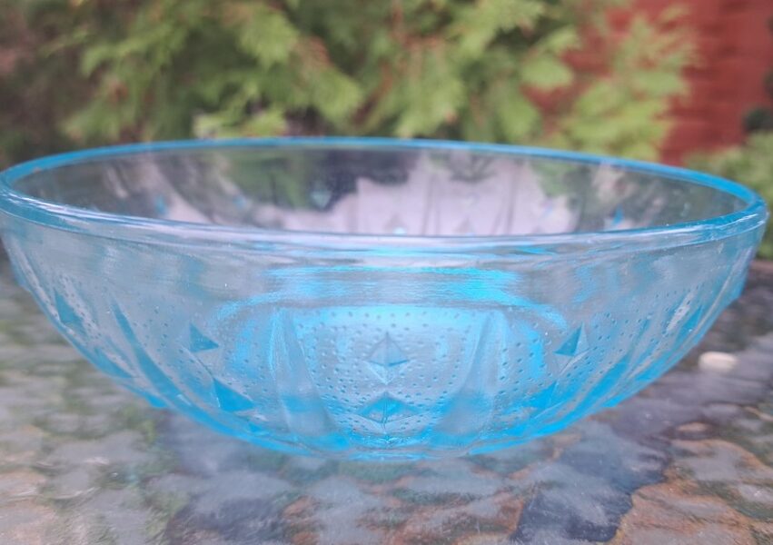 Gaiši zila viedāja bļoda ar presētu rakstu, PSRS. Interesanta stikla krāsa. D=18cm, h=5cm (Stikls sk 229)