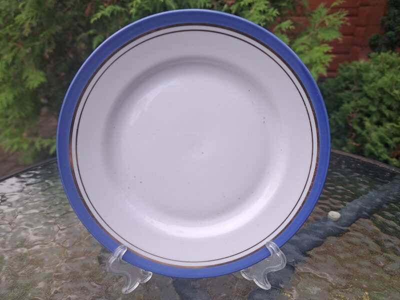 Elegants uzkodu šķīvis ar zilu malu un 2 zelta svītrām., d=17,2cm, RPR (Citi pusd 256)