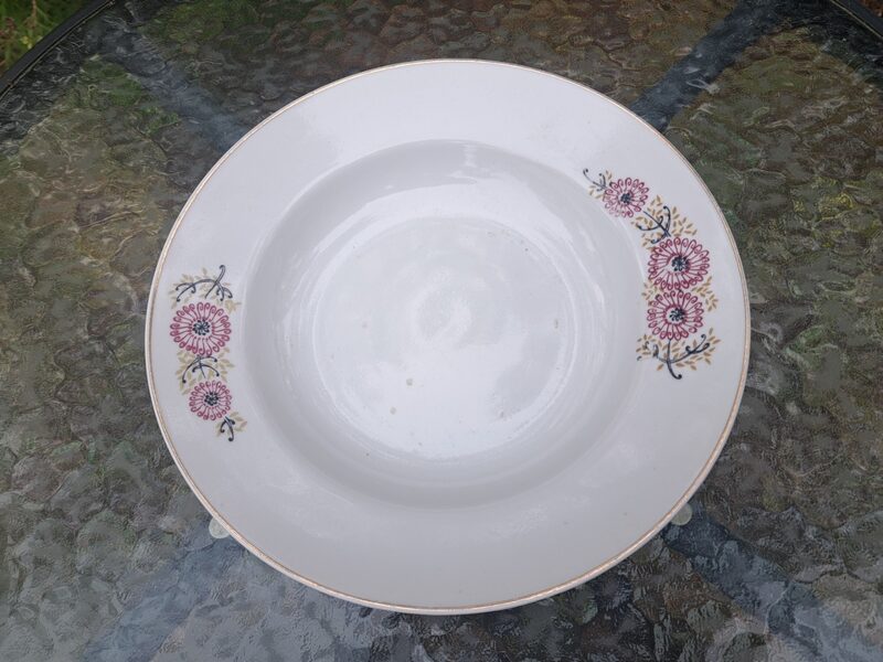 Šķīvis zupas ar violētām mārtiņrozēm un šauru zelta svītru, diam.24cm, RPR (Citi pusd 259)