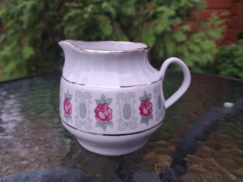 Krējuma kanniņa no tējas servīzes "Māra" ar rozā rozītēm un pelēku ornamentu, RPR (Māra pusdienu 188)