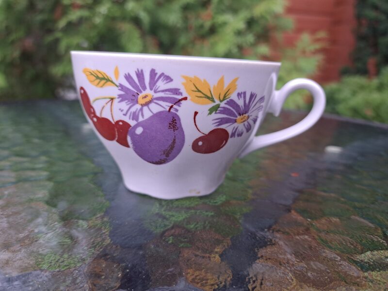 Krūzītes no tējas servīzes "Ārija" ar plūmēm, ķiršiem un zeltu, RPR (Ārija tējas 174)