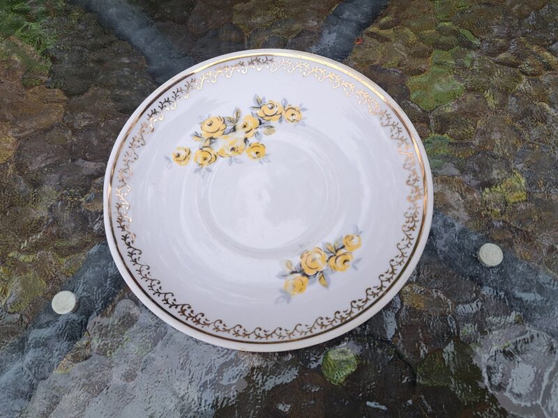 Apakštase ar dzeltenām rozītēm un zelta ornamentu, tējas servīze "Aija-2", RPR (Aija-2 tējas 157)