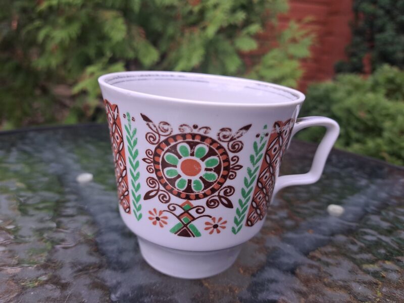 Tējas/buljona krūzīte ar brūnu tikliņu, zaļu puķi un zeltu forma "Apetīte", RPR (Buljona 155)