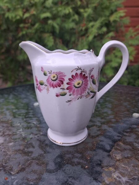 Krējuma kanniņa ar tumši rozā miķelīšiem un zeltu, PFF. Rokas gleznojums (Rubenss 65)