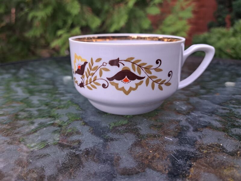 Krūzīte ar brūnganām puķēm-zvaniņiem un zelta malu, tējas servīze "Aija-2", RPR (Aija-2 tējas 167)