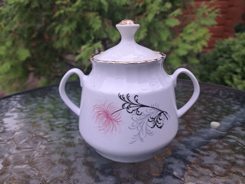 Cukurtrauks "Māra" ar rozā krizantēmu, zelta nolietojuma pazīmes (Māra pusdienu 187)