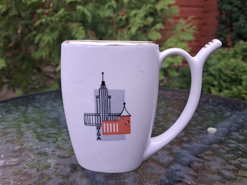 Krūzīte minerālūdenim ar Rīgas skatiem un uzrakstu RĪGA, zeltu apvilkumu, PFF (Krūze 22)