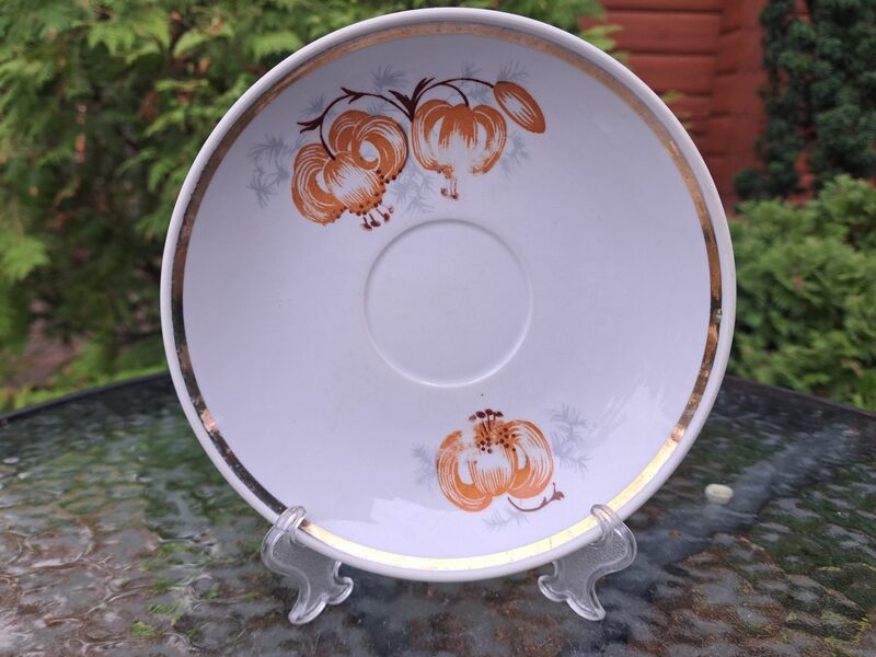 Lielā apakštase ar oranžām puķēm un zeltu, RPR. Diametrs 17cm (Buljona 156)