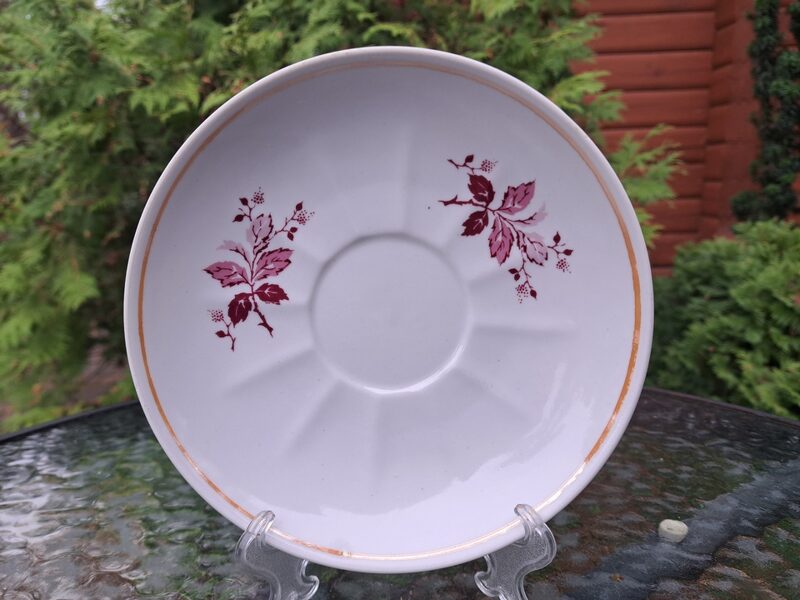 Lielā apakštase ar rozā zariņiem un lustrētu apvilkumu, RPR. Diametrs 17cm (Buljona 157)