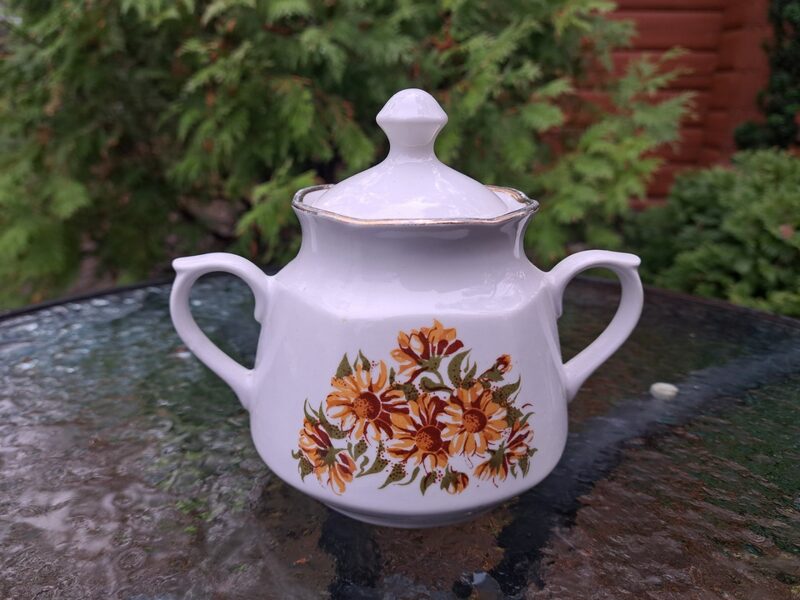 Cukurtrauks ar oranžām puķēm un zeltu, servīze "Karīna", RPR (Karīna 184)