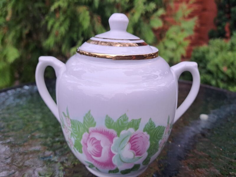 Cukurtrauks "Verbilki" ar kuplām rozēm, Krievija. Izmērs: 16cmx11cmx10cm (Verbilki 37)