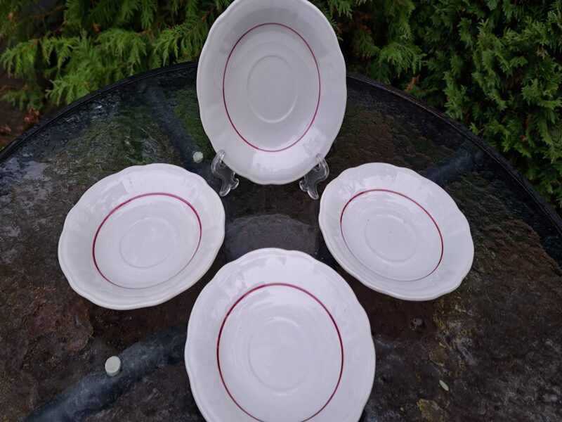 Kafijas apakštases fajansa, baltas ar bordo svītru, viļņaina mala (Citi rpt 283)