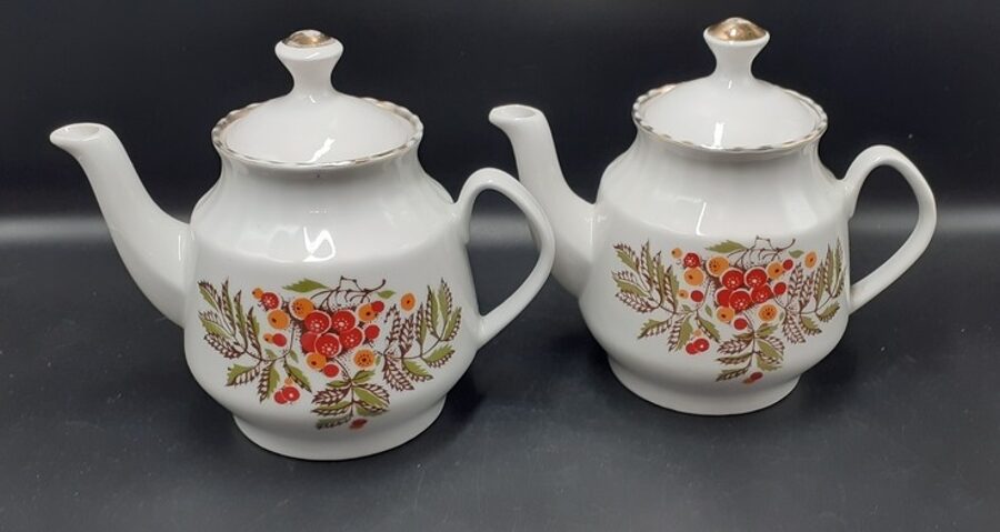 Tējkanna ar pīlādžogām ar vāciņu, tējas servīze "Māra", RPR. Zeltam ir nolietojuma pazīmes (Māra tējas 192)