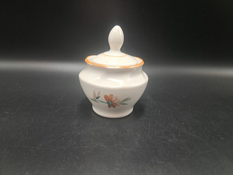 Sinepju trauks ar vāciņu, pusdienu servīze "Viktorija" ar oranžu puķi un bēšu lustrētu apvilkumu, RPR (Viktorija 86)