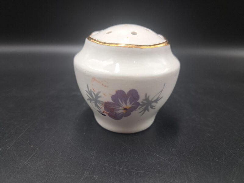 Piparu trauks ar lillā puķi un zeltu, pusdienu servīze "Ārija", RPR (Ārija pusdienu 362)