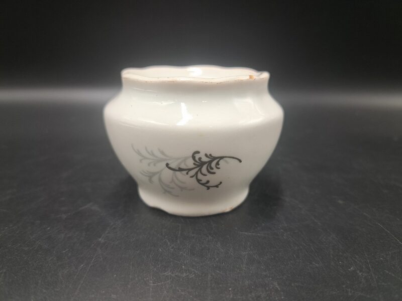 Sinepju trauks bez vāciņa ar krizantēmu un zeltu, RPR. Forma pusdienu "Ārija", RPR (Ārija pusdienu 371)