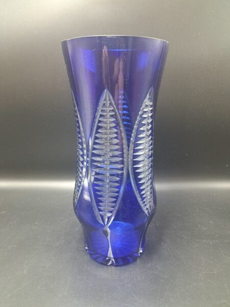 Zila stikla vāze ar papārdi mazā, 22cm. Sīks nošķēlums (Stikla vaze 134)