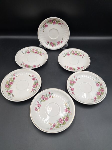 Apakštases no komplekta kafijas servīzes "Rīga" ar maigām rozā vijolītēm un zelta apvilkumu, RPR (Rīga 80 108)