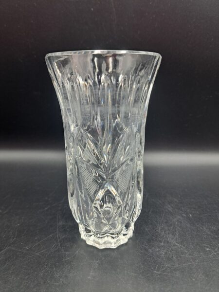 Mazā masīva presēta stikla vāze. H=13cm. Diam. 7cm (Stikla vaze 135)